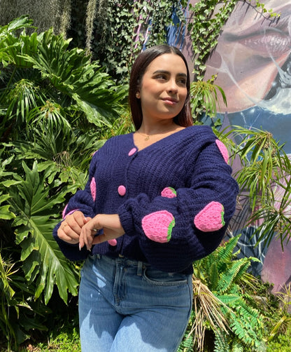 Saco azul de fresas en crochet